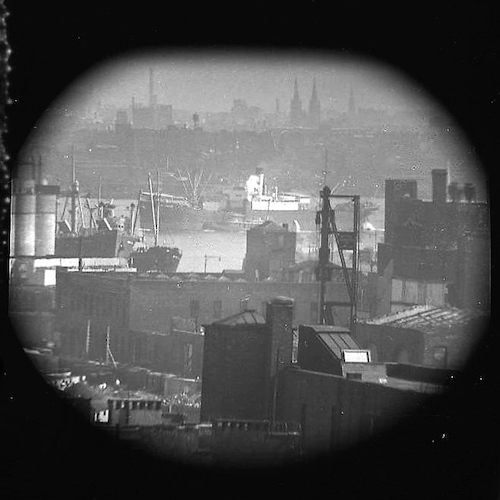 Blick über den East River auf Brooklyn, aus dem 11. Stock eines Gebäudes in der 2nd Ave. IV [Telefoto]