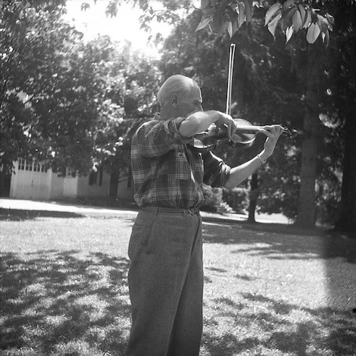 Lyonel Feininger spielt Violine im Freien I