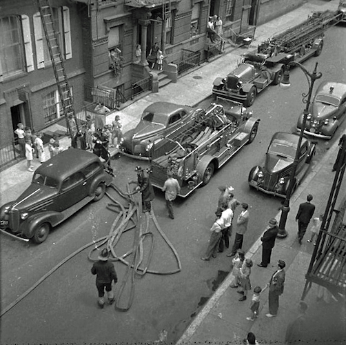 Blick aus Jim Dyetts Apartment auf einen Feuerwehreinsatz in der Jane Street, Greenwich Village*