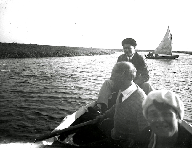 Lyonel, Julia und Andreas Feininger in einem Ruderboot auf der Rega