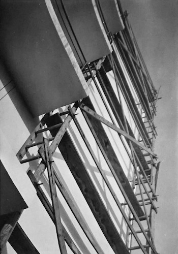 Blick nach oben, Nordostwand des Ateliergebäudes mit Anstreichergerüst