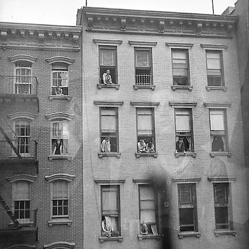 Schaulustige fotografiert aus Jim's Jane Street-Apartment, Jim und Pat Dyet spiegeln sich im Fensterglas
