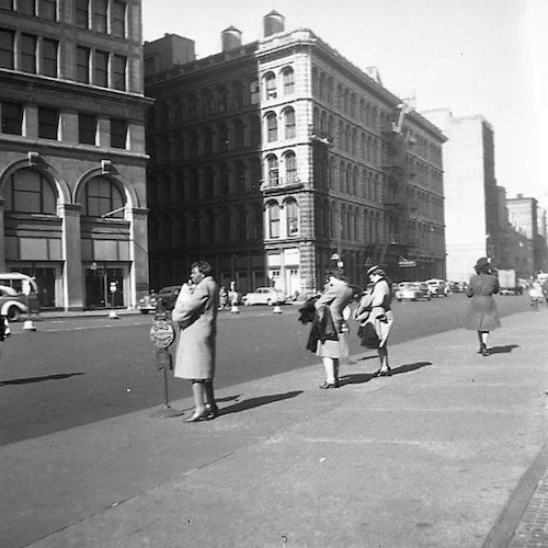 Straßenscene. Frauen an Bushaltestelle an einer Avenue