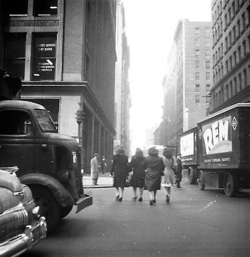 Straßenszene. Vier Frauen überqueren die Straße neben einem 
