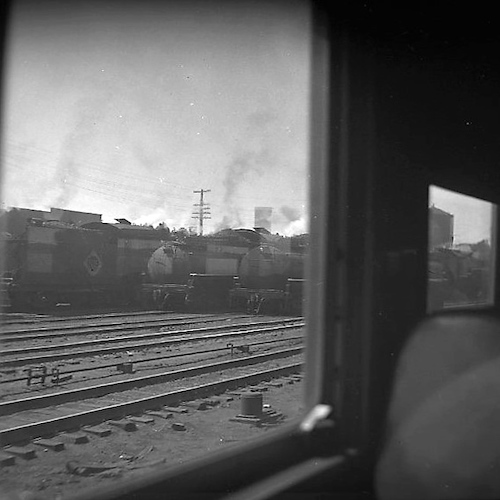 Blick aus einem Zug auf Gleisanlage mit Wagons