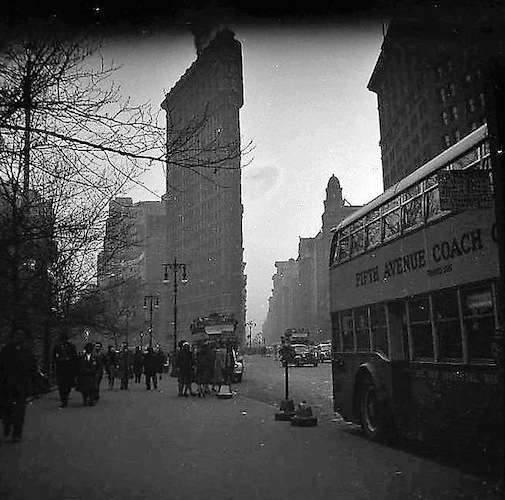 Flatiron Builing at Madison Square Park. At the Busstop, Fifth Avenue Coach Co. II