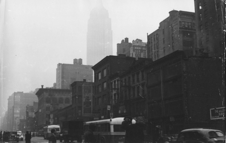 Straßenszene mit Empire State Building im Hintergrund
