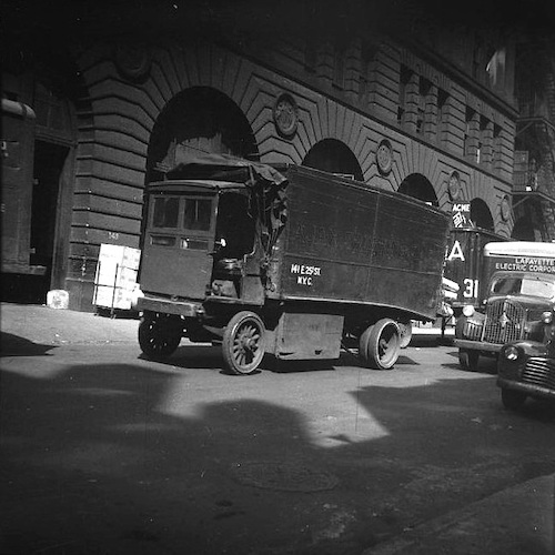 Alter Lastwagen IV. Nr. 141 E, 25 St. N.Y.C. und Lafayette Electric Corporation