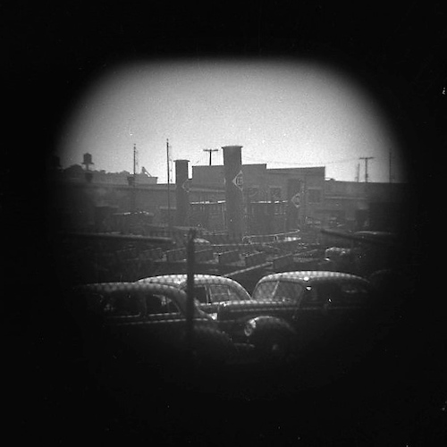 Wartende Autos vor einer Fähre, Schlepper im Hintergrund, Jersey City Docks [Telefoto]