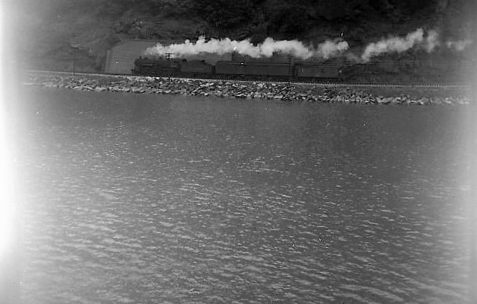 Zug am Ostufer des Hudson River fotografiert vom Dayline Boat “Robert Fulton” III