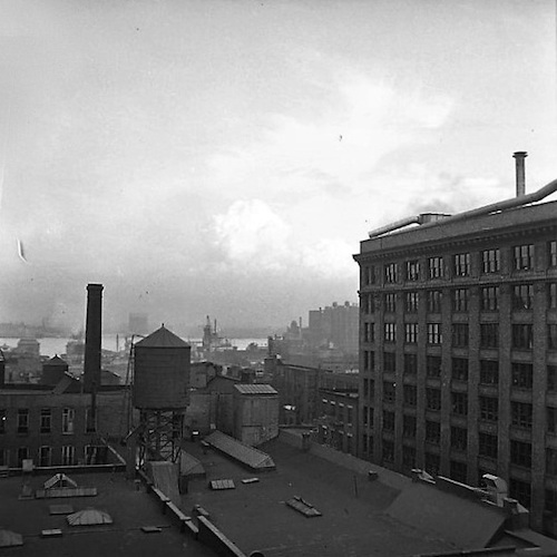 Fenster zum East River. Blick über das Industriegebiet