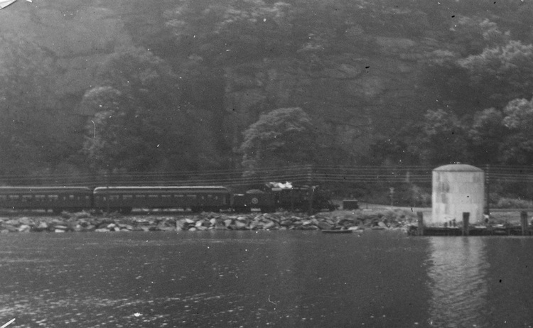 Zug am Westufer des Hudson River fotografiert vom Dayline Boat “Robert Fulton”