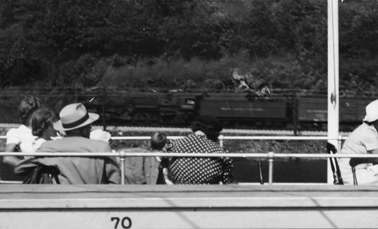 Zug am Ostufer des Hudson River fotografiert vom Dayline Boat “Robert Fulton” II