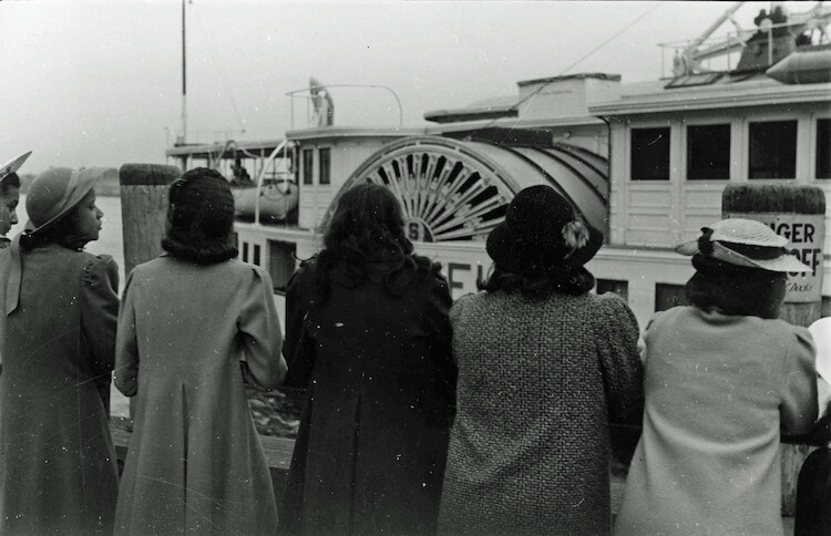 Sechs Frauen vor dem Keansburg Ausflugsdampfer 