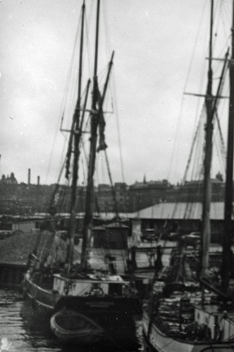 Küstenschiffe im Hafen II