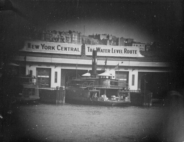 New York Central R.R. Ferry, The Water Level Route Terminal, fotografiert vom Schiff aus II [Telefoto]