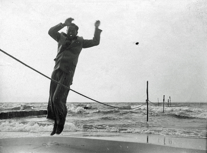 Laurence Feininger in seinem Sonntagsanzug bei einem Hochsprung am Strand von Deep* II