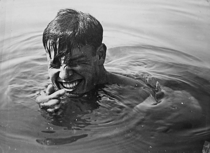 Laurence Feininger taucht aus einem Unterwasser-Handstand auf