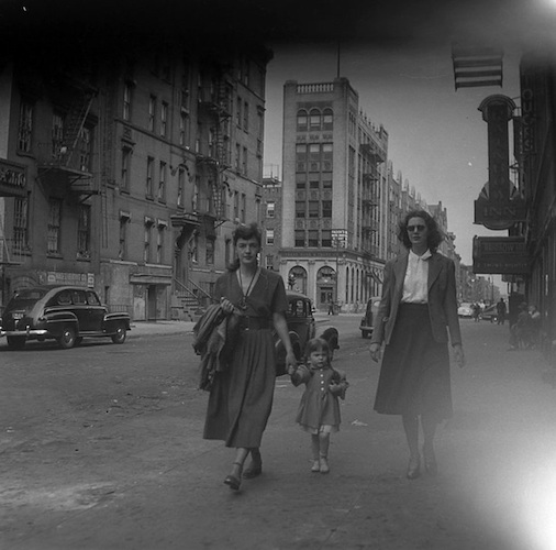 Beulah Marx mit ihrer Tochter Maggie und Jeanne [?], Second Avenue, N.Y.