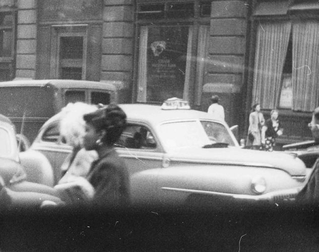 Frauen vor einem New Yorker Taxi*