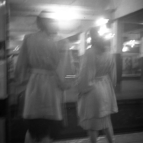 Zwei Mädchen in der U-Bahn