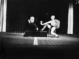 Hamlet - Totengräberszene I. Darsteller: Lou Scheper als Totengräber, Werner Siedhoff als Hamlet