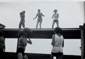Gymnastik der Frauen auf dem Dach des Bauhauses, Leitung Karla Grosch IV